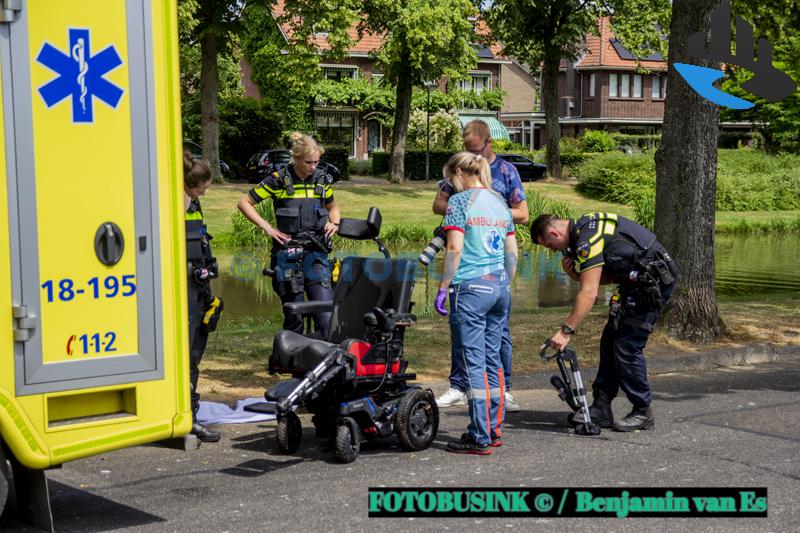 Man met elektrische rolstoel te water aan de Weedeweg in Dordrecht