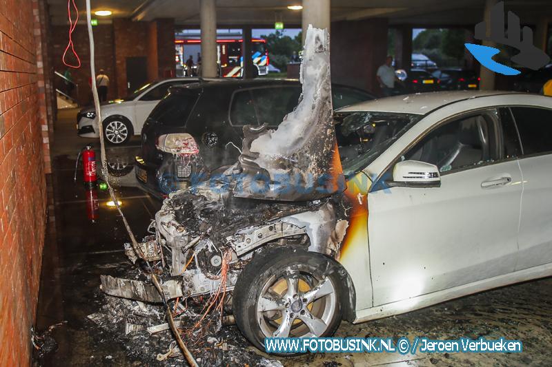 Groot alarm voor auto in brand in parkeergarage van het Van der Valk Hotel Dordrecht