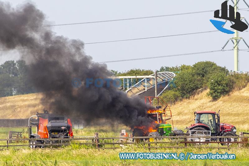 https://drechtstedenvandaag.nl/tractor-in-brand-op-weiland-langs-de-spoorweg-in-hardinxveld-giessendam/