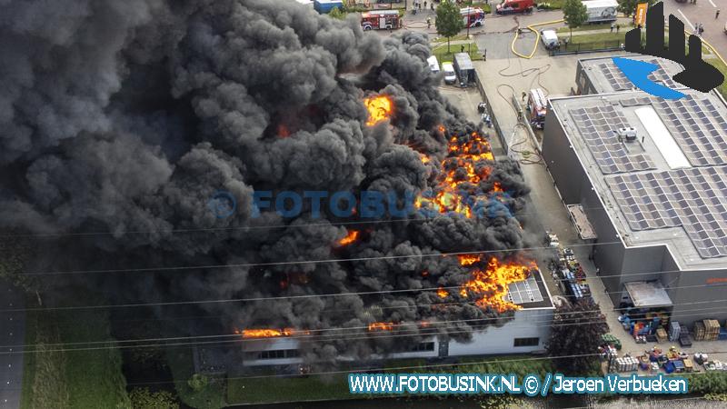 Zeer grote brand verwoest bedrijfspand in Alblasserdam