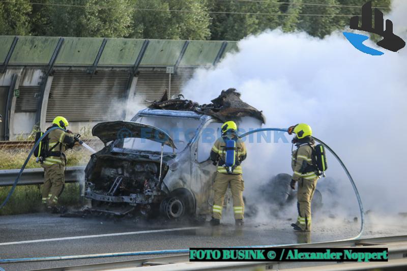Vrachtwagen in brand op de Rijksweg A15 bij Hardinxveld-Giessendam
