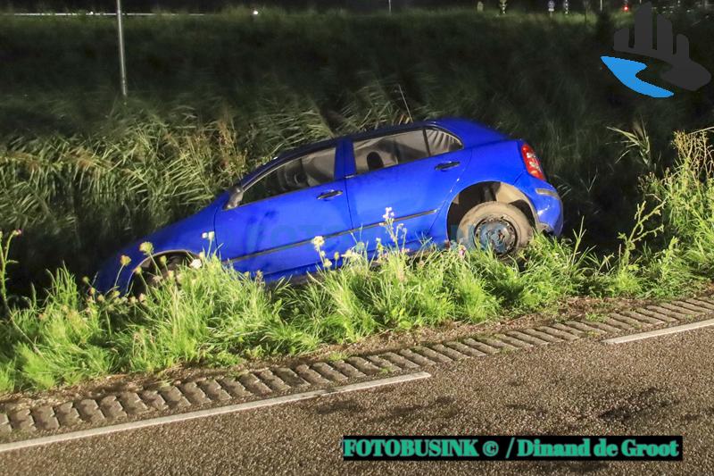 Auto vliegt op de Parallelweg in Papendrecht uit de bocht de sloot in