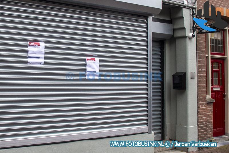 Locoburgemeester Van der Linden sluit coffeeshop Asilah aan het Bagijnhof in Dordrecht