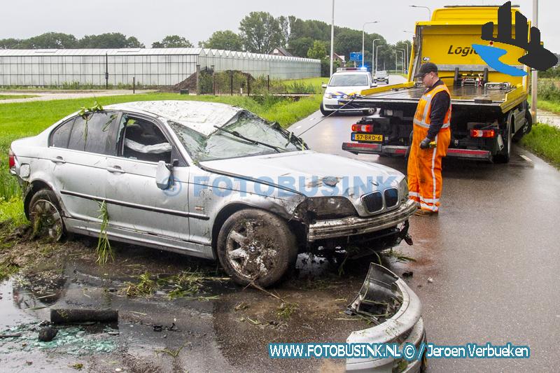 Bestuurder raakt macht over het stuur kwijt en komt op zijn zijkant in de sloot terecht.