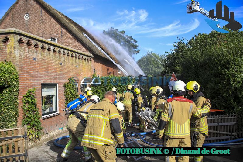 Woning met rieten dak in brand aan de Noordzijde in Noordeloos