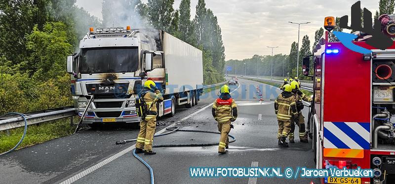 Vrachtwagen in brand op de N3 in Dordrecht