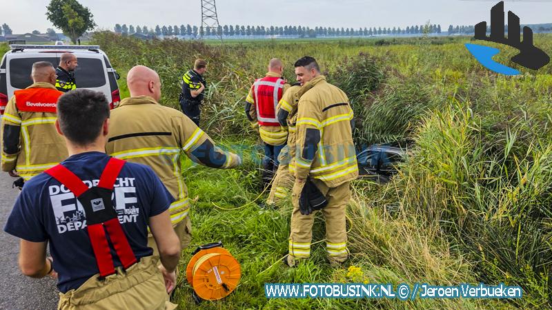 Achtergelaten auto in sloot aangetroffen aan de Elzelingenweg in Dordrecht