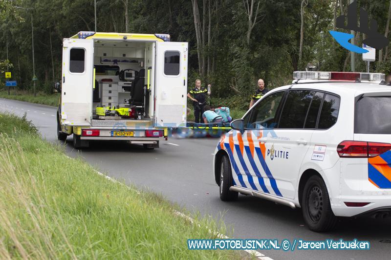 Fietser zwaargewond na aanrijding met auto op de Provincialeweg in Dordrecht.