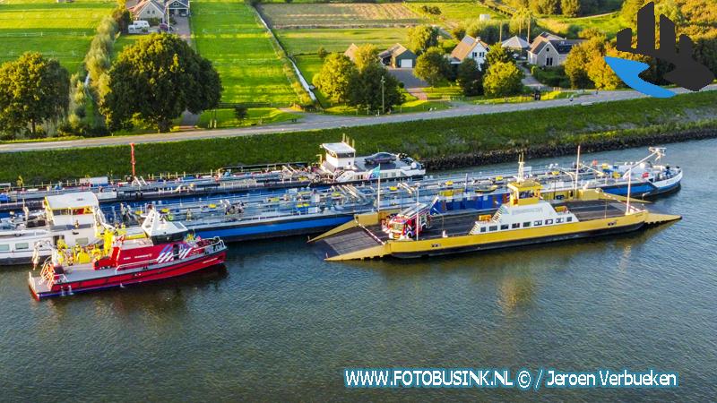 Brand aan boord van tanker op rivier De Lek bij Streefkerk