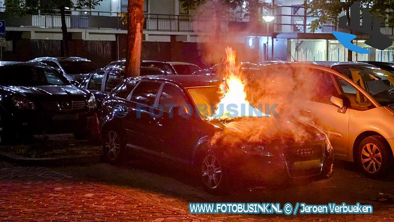 Auto in brand gestoken op de parkeerplaats van de Stratosfeerstraat in Dordrecht