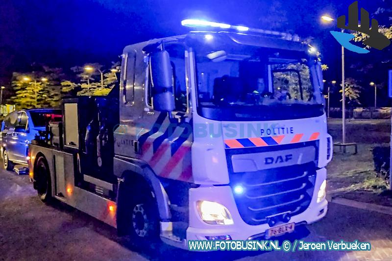 Verdachte witte bestelbus onder zware politiebegeleiding afgevoerd