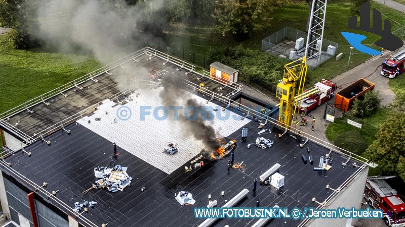 VIDEO - Brand op dak van bedrijfspand aan de Oudendijk in Dordrecht