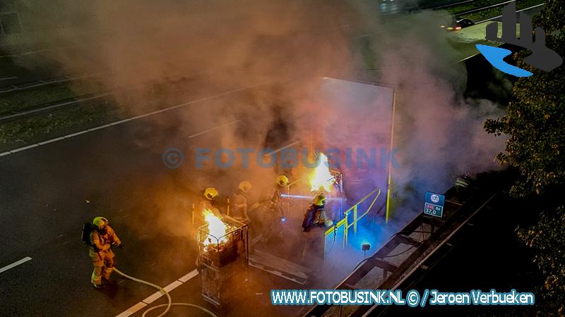 Vrachtwagentrailer van winkelketen Zeeman in brand op de A16 bij Dordrecht