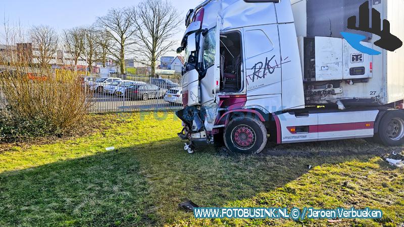 Ongeval tussen twee vrachtwagens aan de Wieldrechtse-Zeedijk in Dordrecht