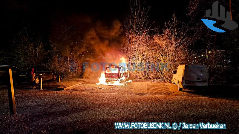 Auto verwoest door brand aan de Maarten Harpertsz Trompweg in Dordrecht