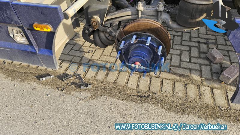 Alle wielen van trailer weg aan de Grevelingenweg in Dordrecht
