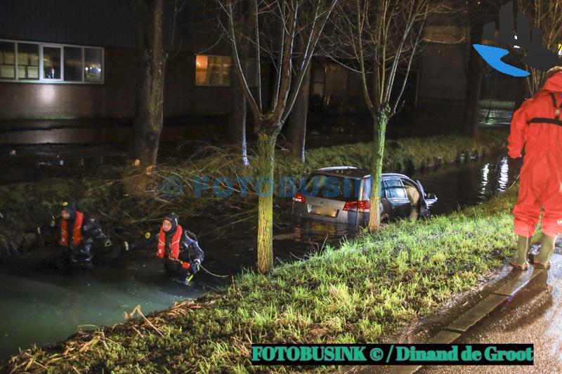 Auto te water aan de Parallelweg in Sliedrecht