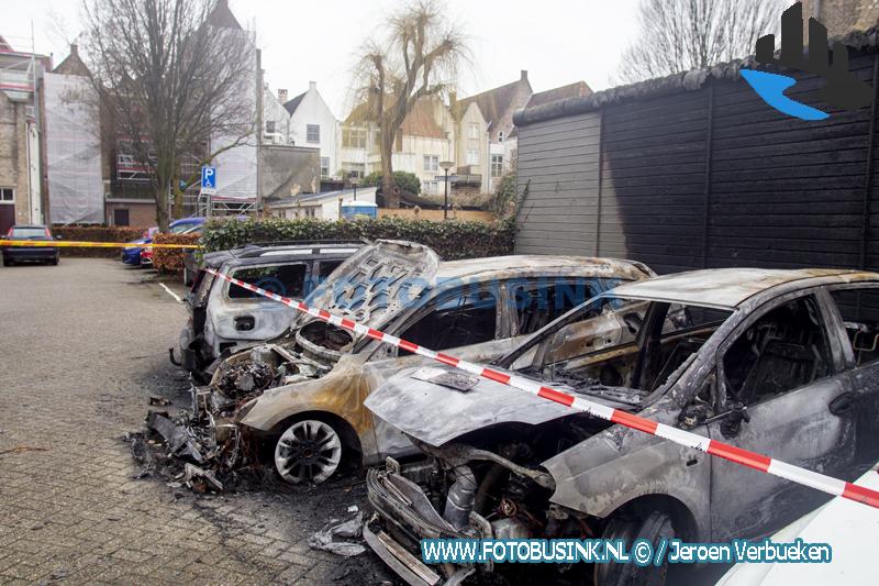 Vier auto's verwoest door brand aan het Buddingh'plein in Dordrecht