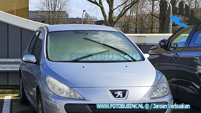 Auto in brand op parkeerdek van winkelcentrum Sterrenburg in Dordrecht