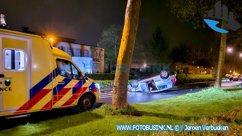 Auto ramt lantaarnpaal op de Oranjelaan in Dordrecht en slaat over de kop