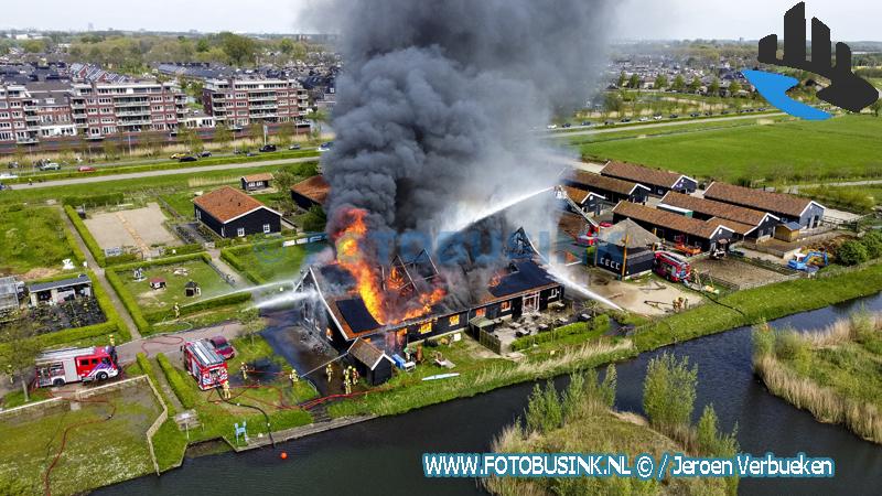 Grote uitslaande brand in Barendrecht verwoest recreatieboerderij