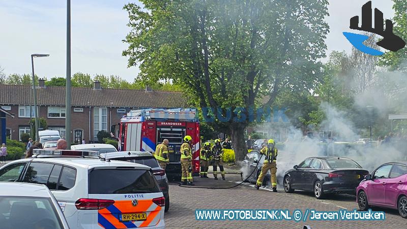 Auto in brand op Plein 1940-1945 in Dordrecht