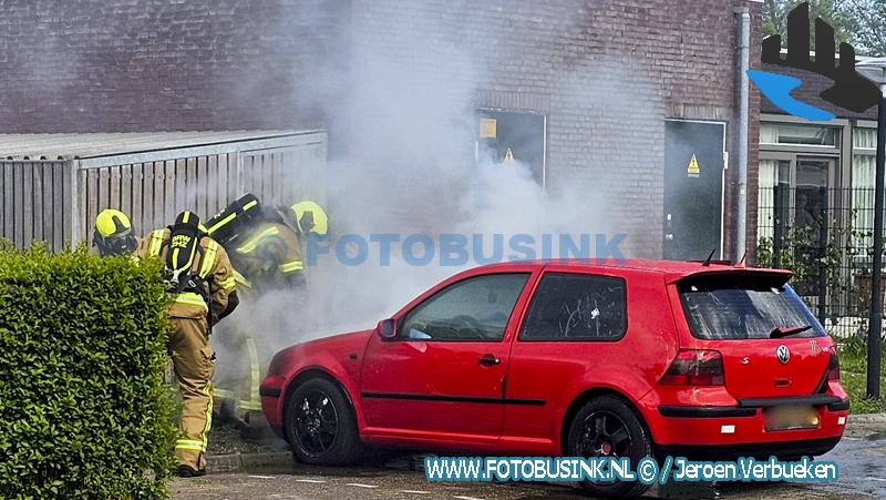 Auto in brand op parkeerterrein van zorgcentrum Vreedonk in Dordrecht