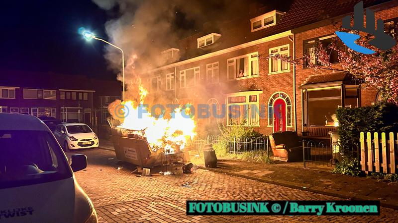 Bouwcontainer in brand aan de Viottekade in Dordrecht