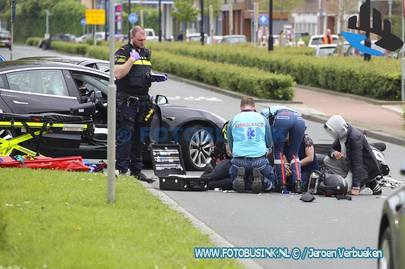Motorrijder klapt op auto op de Merwedestraat in Dordrecht