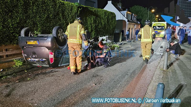 Dronken bestuurder belandt met auto op zijn kop op de Dorpsstraat in Heerjansdam