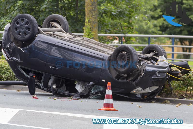 Automobilist klapt tegen lantaarnpaal en belandt op zijn kop op de Oranjelaan in Dordrecht