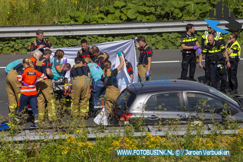 Traumahelikopter landt op Rijksweg A16 bij Dordrecht na ernstig ongeval