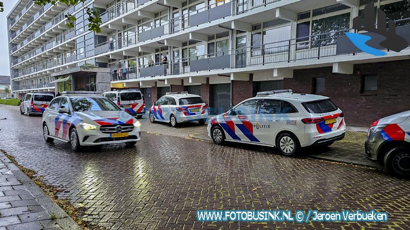 Politie rukt massaal uit voor flinke groep vechtende mensen in een flat aan de Heelalstraat in Dordrecht