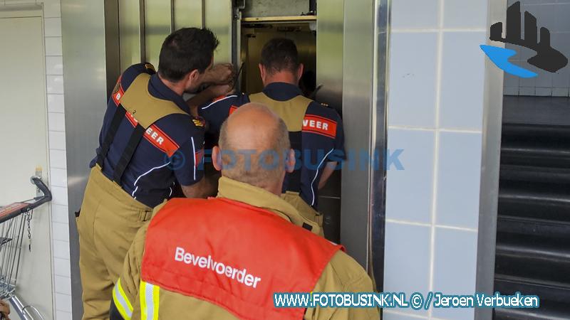 Brandweer bevrijdt twee kinderen uit lift aan de Heelalstraat in Dordrecht