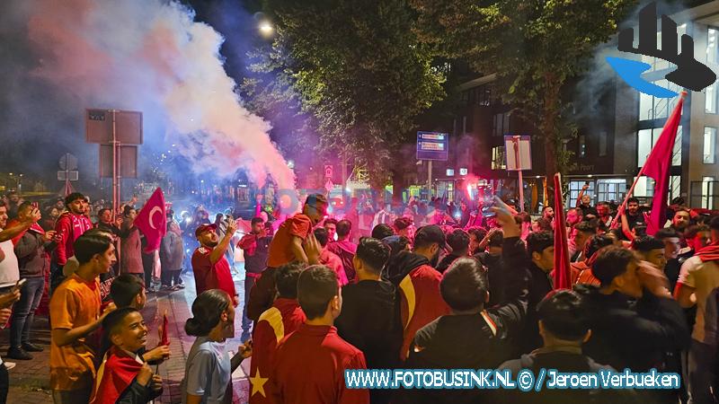 Honderden Turkse feestvierders op de Spuiboulevard in Dordrecht