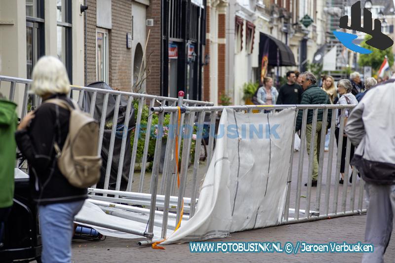 Steiger valt om in drukke winkelstraat op de Voorstraat in Dordrecht