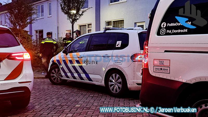 Politie met kogelwerende vesten naar de Kokmeeuwstraat in Dordrecht na incident bij woning