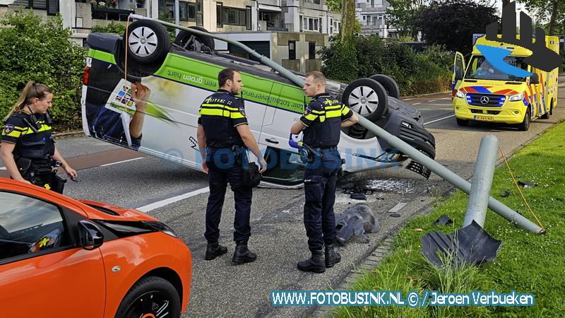 Bestelbus belandt op zijn dak nadat hij lantaarnpaal ramt op de Galileïlaan in Dordrecht