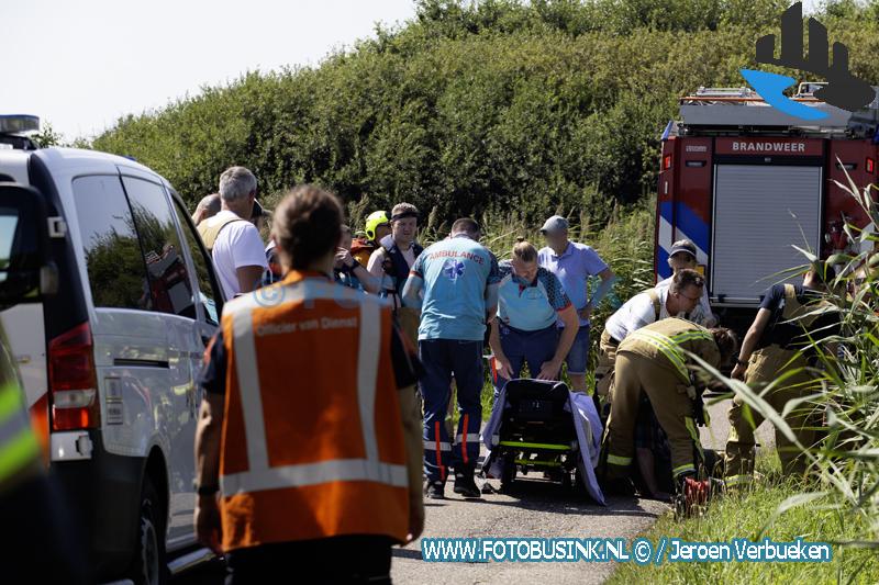 Duikers redden man op scootmobiel uit sloot aan de Groenesteeg in Zwijndrecht