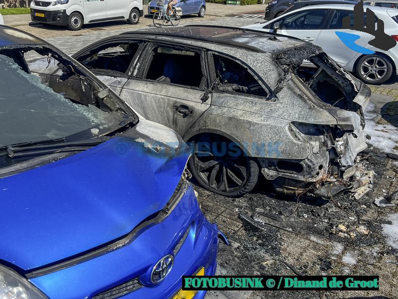 Auto's zwaar beschadigd door brand op het Wilgenplein in Alblasserdam