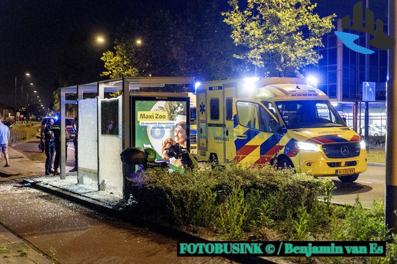 Twee personen gewond nadat ze met scooter door ruit van bushokje klappen