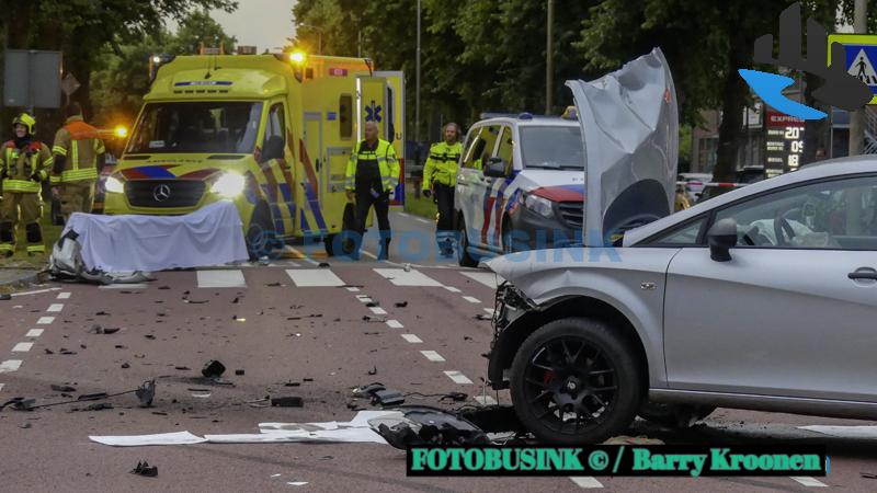 Auto te water na frontale botsing op de Maasdamseweg in 's Gravendeel