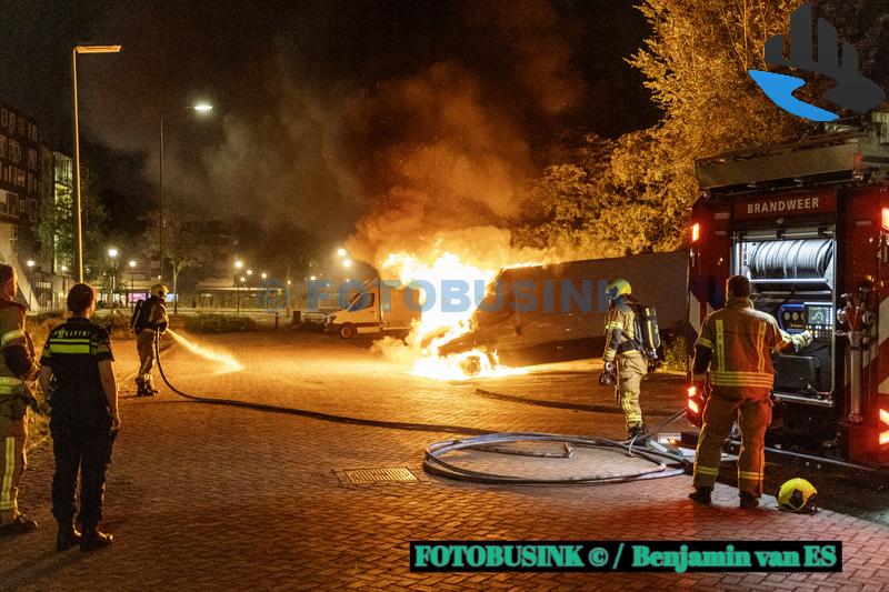 Twee voertuigen in lichterlaaie op het Admiraalsplein in Dordrecht