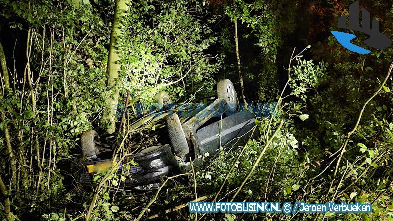 3 jongeren raken met auto in een slip en belanden op zijn kop tussen de bomen aan de Baanhoekweg in Dordrecht