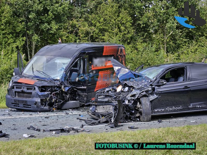 Bestelbus en lesauto botsen frontaal op de N216 bij Schelluinen