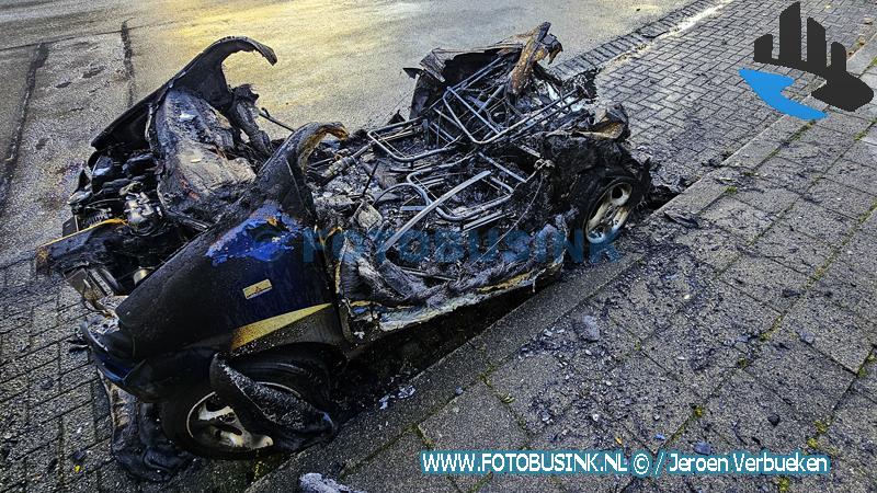 Micro auto verwoest door brand aan de Weizigtweg in Dordrecht