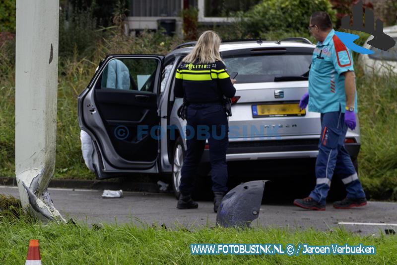 Twee gewonden na frontale botsing tegen paal op de Laan der Verenigde Naties in Dordrecht