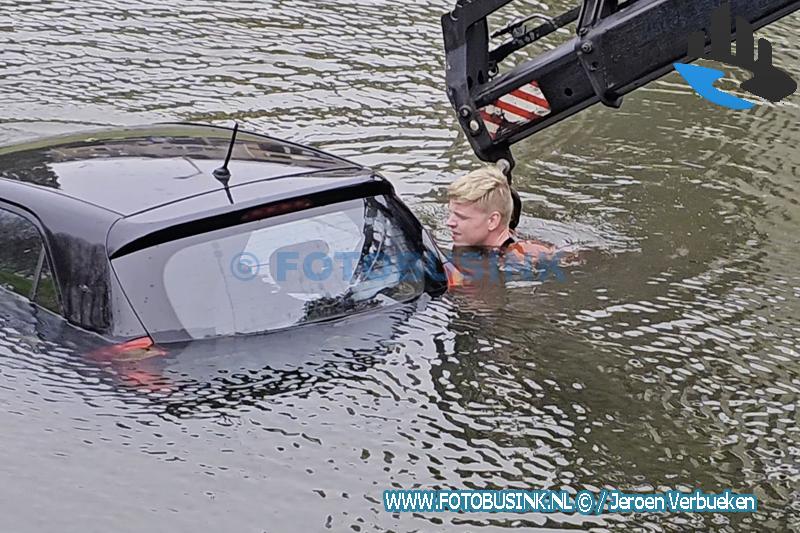 Stoere berger tot aan nek in koude water om auto uit het water te halen aan de Groenezoom in Dordrecht