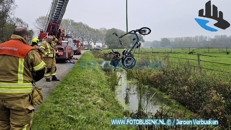 Man met driewieler te water aan de Groenesteeg in Zwijndrecht