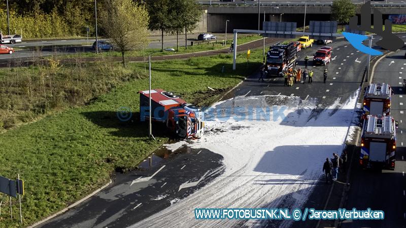 Brandweerwagen belandt op zijn kant op de Mijlweg in Dordrecht